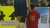 温情！01年姚明助小球迷扣篮 24年后与32岁的球迷再重逢