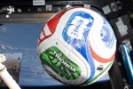 足球上天了！FIFA世界杯用球被送上了太空 🛰️⚽️